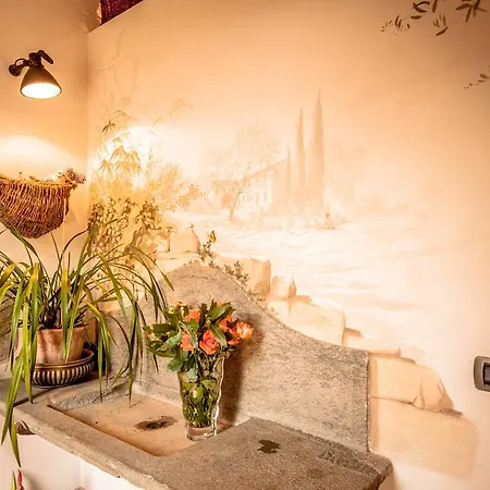 Podere La Rondine לינה וארוחת בוקר 3*