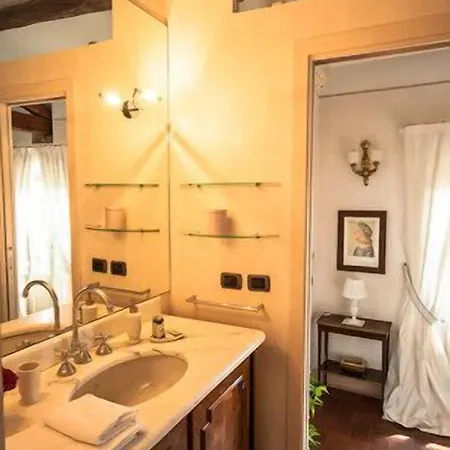 Podere La Rondine Bed and breakfast